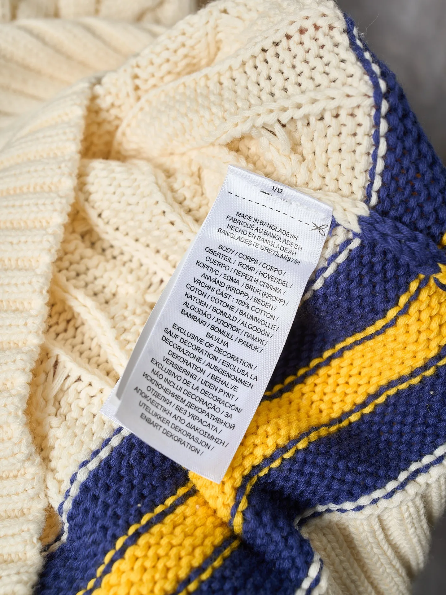 P450 Actual hanging auction] Ralph Lauren/Ralph Lauren tennis cable knitted long-sleeved V-neck sweater [Ready stock] S M L The crossed tennis racket pattern and RLTC lettering on the chest are a clever tribute to the brand's sports spirit. It has an atmosphere of freedom and vitality and is highly recognizable. It interprets high-end style with unique details and paints an enchanting artistic picture. It adopts imported machine embroidery technology and uses advanced computer control systems and precision mechanical components to realize the tennis racket pattern and RLTC lettering embroidery. High precision. The lines are smooth and delicate. Three-dimensional cable weaving. Through clever shifting and interweaving of coils. Cross-shift adjacent coils to form a twisting effect. The lines are smooth and regular. Time-consuming and labor-intensive. Garment washing water is softened and deodorized. The clothes are deeply cleaned and deodorized through professional washing equipment and specific detergents. The feel and appearance of the clothes are improved, and the fit is improved.